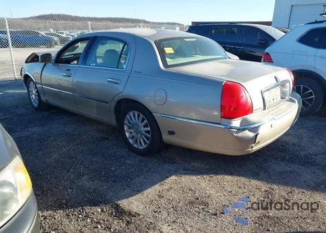 2004 Lincoln Town Car Signature z USA, uszkodzony, nr VIN 1LNHM81WX4Y681974